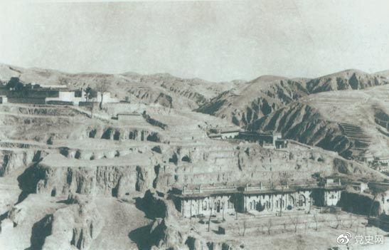 1947年12月25日至28日，中共中央在陜北米脂楊家溝召開(kāi)擴大會(huì )議（十二月會(huì )議）。圖為會(huì )議會(huì )址。